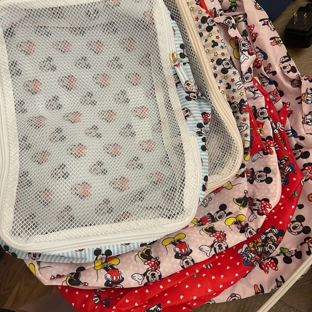 DO NOT PURCHASE !!!!!Mickey and friends packing cube set